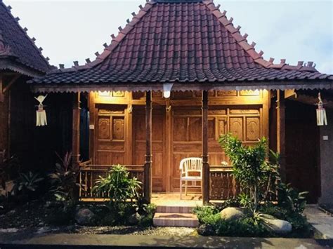 Baisa berada depan rumah sebagai ruang terbuka. 21+ Rumah Adat di Pulau Jawa (NAMA, GAMBAR, PENJELASAN)