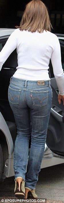 Carol Vorderman Shows Off Her Curves In A Pair Of Skintight Levis Daily Mail Online