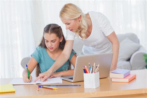 Madre Ayudando A Su Hija A Hacer La Tarea 1221375 Foto De Stock En Vecteezy