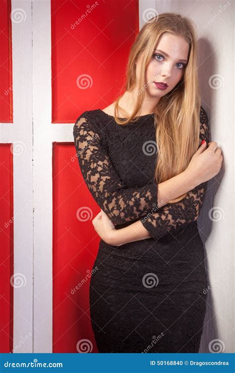 Meisje In Sexy Zwarte Kleding Met Naakte Rug Stock Foto Image Of