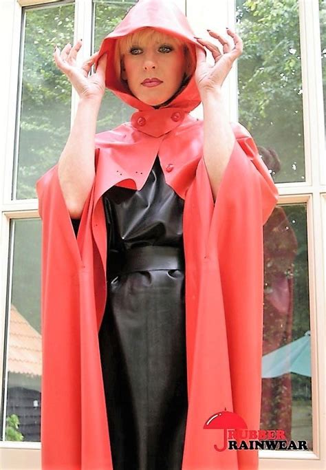 pin von rebecca orlowski auf raincoats roter regenmantel regenkleidung und regenmantel