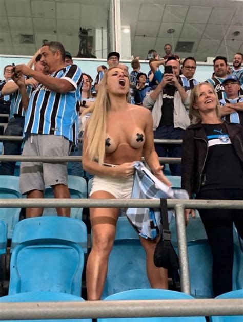Torcedora do Grêmio faz topless em jogo e bomba na internet confira
