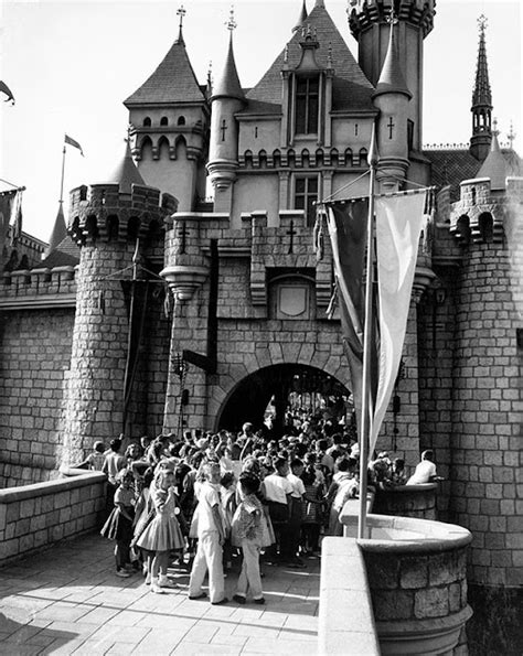 Rare Photos Of Disneyland Opening Day July 17 1955 36 Pics Tathasta