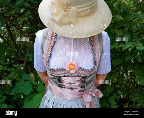 Eine Frau In Einem Schönen Traditionellen Bayerischen Dirndl Kleid Oder Tracht Auf Dem