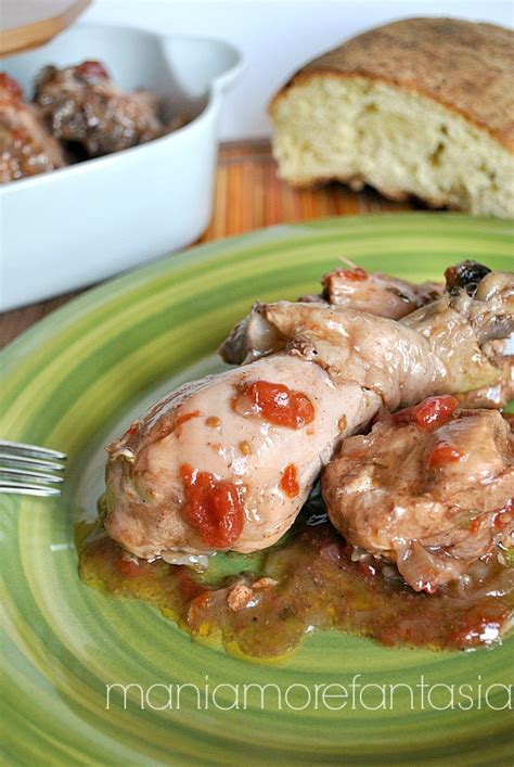 Il petto di pollo al forno, in questo caso a fettine, è un secondo piatto leggero e facile, adatto in ogni stagione e gradito ai più.la brevissima cottura lo mantiene morbido e le erbe aromatiche, con le quali giocare secondo le vostre preferenze, conferiscono profumo e sapore al piatto. Pollo in umido in pentola a pressione | mani amore e ...