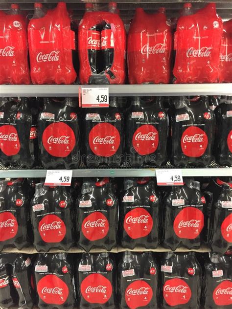 coca cola in flessen op rijscherm voor verkoop in de schappen van de supermarkt redactionele