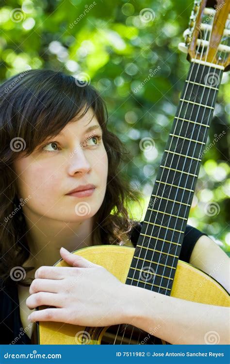 Femme De Fixation De Guitare Photo Stock Image Du Regarder Solitude 7511982