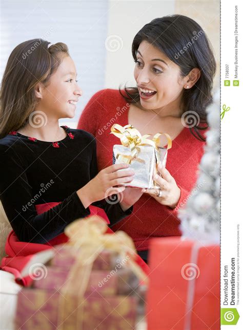Idee regalo originali per una ragazza di 30 anni lasciati ispirare dalle nostre idee regalo per una ragazza di 30 anni e offrile un'esperienza speciale che porterà con sé per sempre: Ragazza Del Regalo Di Natale La Sua Madre Sorprendente ...