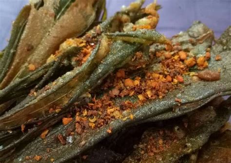 They are made from various dried fruits, tubers, vegetables, and fish that have undergone a deep frying process in hot vegetable oil. Resep Keripik Daun Singkong oleh Isyana G. - Cookpad