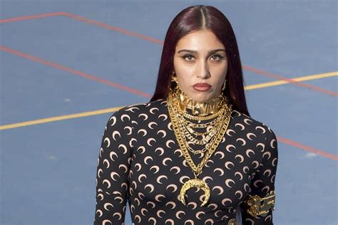 Madonnas Daughter Lourdes Leon Drips In Gold Chains On The Runway For
