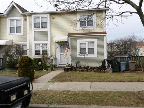 Check out this beautiful listing in Staten Island! http://www.defalcorealty.com/listing/1107698 ...