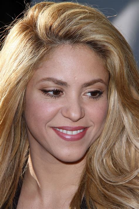 2 февраля 1977, барранкилья), известная мононимно как шакира или shakira, — колумбийская певица. Shakira - 'The Voice' Red Carpet Event - April 2014 • CelebMafia
