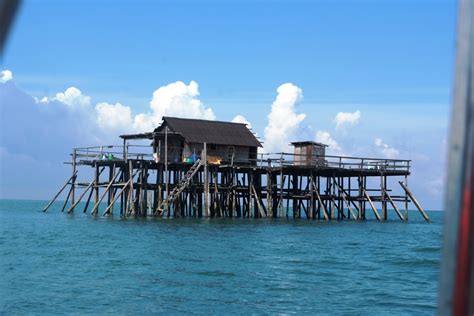 Setiap 10 daerahnya menawarkan tempat menarik antaranya monumen, seni bina bangunan lama, gunung, pantai dan pulau. fy: Memancing Di Kelong Bagan Lalang