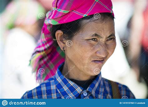 colorful-flower-hmong-women-at-bac-ha-market-flower-h`mong-ethnic