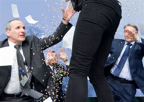 As president of the european central bank (ecb), mario draghi has presided over an era of disintegrating faith in eu, notable in the 2016 brexit vote. Femen gegen EZB: Aktivistin attackiert Mario Draghi - DER ...