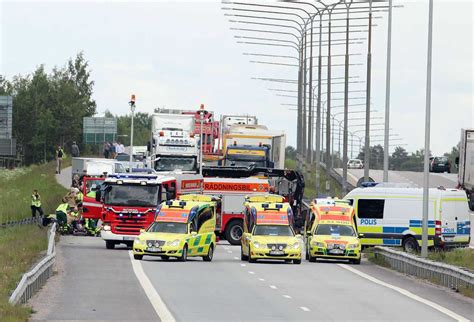 Ingen person ska vara skadad men bilarna står lite illa till så en patrull kommer att åka till. Allvarlig olycka utanför Örebro | Aftonbladet