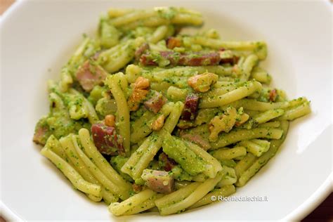 Rosolare l'aglio con un po' di olio d'oliva, unire i pomodori, i pinoli e l'uvetta ammorbidita, sale e pepe. Caserecce con broccoli, noci e speck | Ricette da Ischia