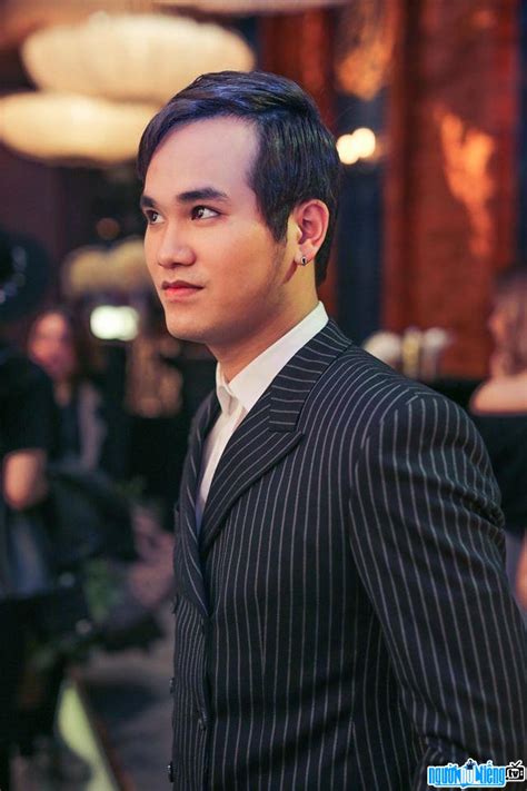 Cũng vì thế, khắc việt được mệnh danh là nam ca sĩ thất tình nhiều nhất trong showbiz. Nhạc sĩ Khắc Hưng
