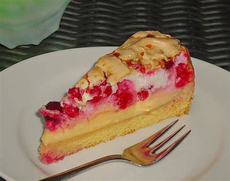 Kuchen auf dem blech auf einem kuchenrost erkalten lassen. Johannisbeer-Pudding-Baiser Kuchen (Rezept mit Bild ...