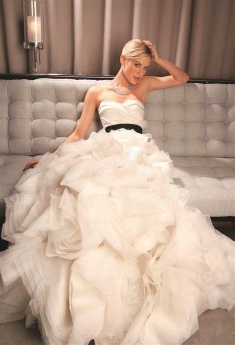 Der bodenlange rock besteht aus leichtem tüll. Hochzeitskleid Vera Wang #hochzeitskleid #vera #wang en ...