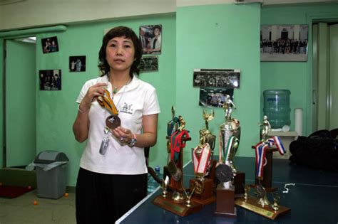 国际足球联合会（法語： fédération internationale de football association ；英語： international federation of association football ），简称国际足联（ fifa ），是管理英式足球、室内五人足球和沙滩足球的国际体育组织，下辖211个会员协会。 乒坛女将许素虹昔为港增光 今为港培养乒乓接班人(图)_新闻中心_新浪网