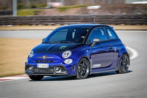 Der neue abarth 595 scorpioneoro kommt serienmässig mit formula gold 17 leichtmetallfelgen, ist aber auch in der formula black version als. Abarth 595 Dresses In 'Monster Energy Yamaha' And ...