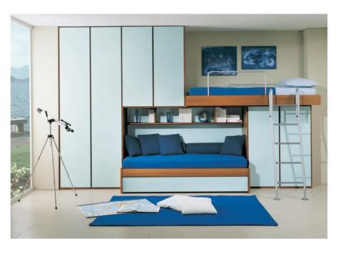 In realtà si tratta di armadi con ante collocati all'interno della camera, e una bella soluzione per chi vuol creare una sorta di corridoio di ingresso prima di accedere al cuore della zona notte, un filtro che rende invisibile il letto e più. Cameretta Con Secondo Letto Estraibile Armadio A Ponte Color