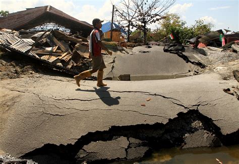 Bengkulu malam ini diguncang gempa bumi menjelang tarawih. Desperate Indonesians flee quake zone, with scale of disaster unclear | Reuters