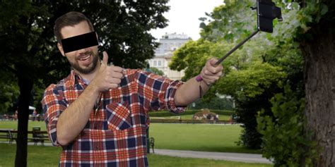 Widerlich Perversling Packt Mitten Im Stadtpark Seinen Selfie Stick Aus