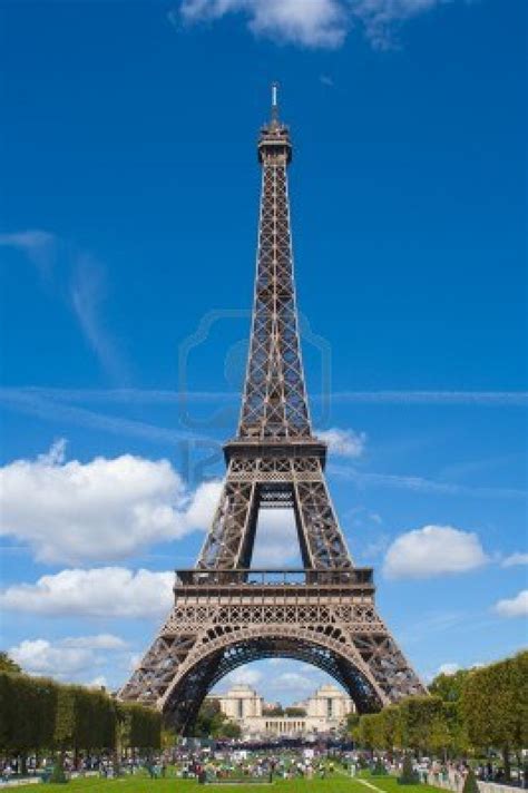 The eiffel tower visit entertains the tourists by educating them about the construction history. Paris: Paris Tower