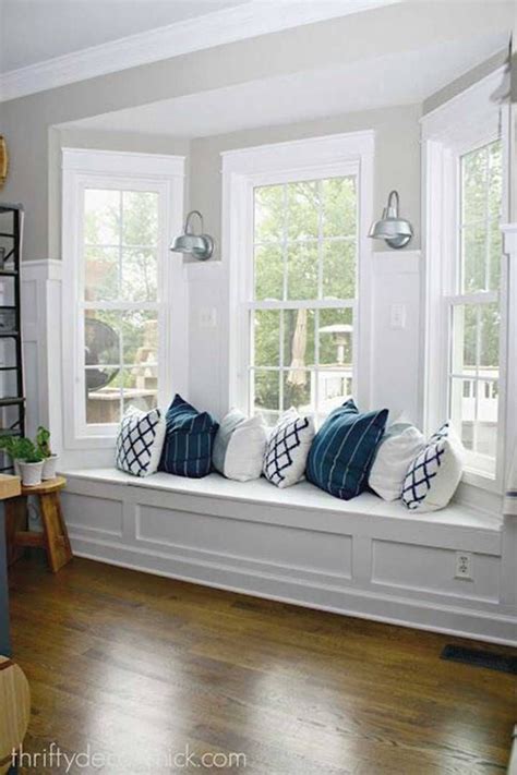 A comfy window seat overlooking the sea. How to decorate with Hamptons style in your home in 2020 ...