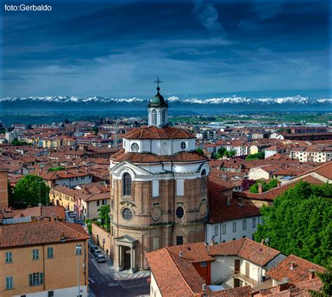 Guests can take advantage of such services: The church of Santa Chiara - LoveLanghe