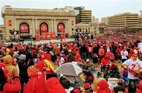 The team was founded in 1960 as the dallas texans by businessman lamar hunt and was a charter member of the american football league (afl). How many fans packed parade route for Chiefs? Crowd ...