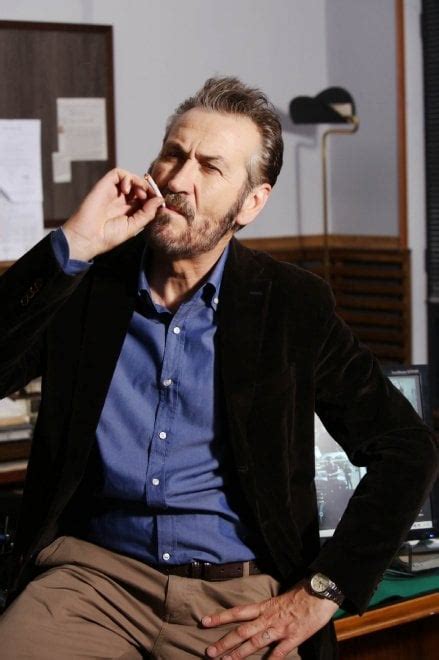 Su rai2 e non su rai1, come si era a suo tempo ventilato: Rocco Schiavone, la fiction sul vicequestore ribelle ...