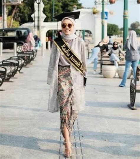 10 Inspirasi Outfit Kebaya Wisuda Hijab Modern Agar Tampil Anggun