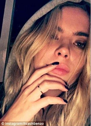 Kylie Jenner Leads Fingermouthing Craze On Instagram Daily Mail Online