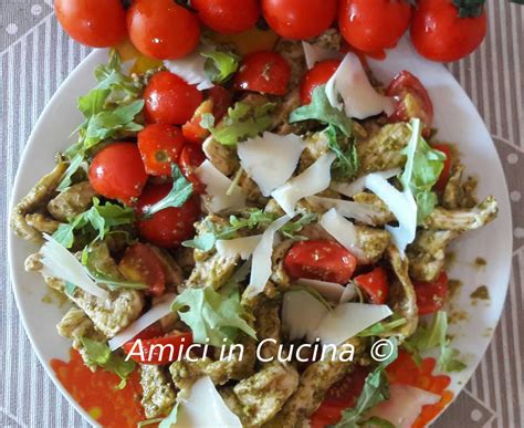 Petto di pollo con mozzarella e pesto. Straccetti di petto con pesto, pomodorino e rucola - Amici ...