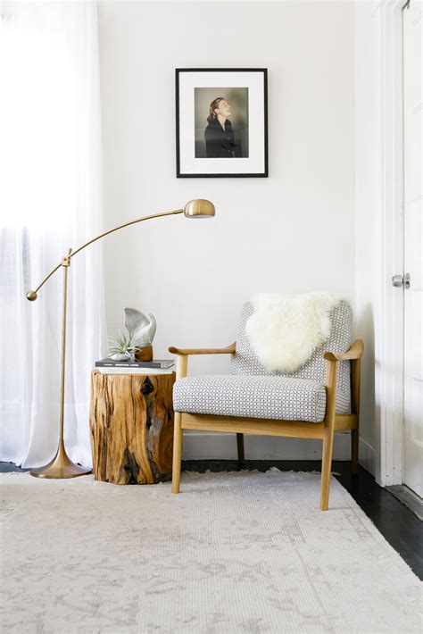 Adding an accent chair is the perfect way to put your empty corner to good use and diversify the space. 33 Modern Reading Nooks That Combine Comfort and Calm!