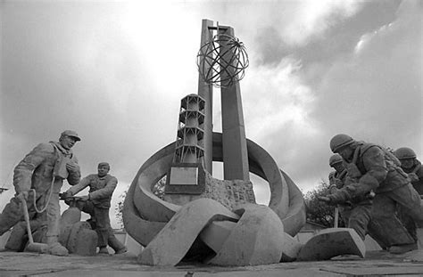 89 likes · 8 talking about this. Chernobyl Liquidators Monument | Tchernobyl, Palettes de ...