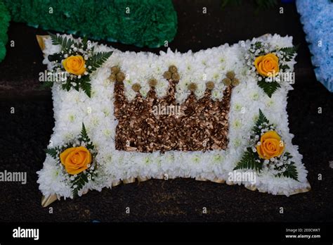 Colecciones De Flores Funerarias Fotografías E Imágenes De Alta Resolución Alamy