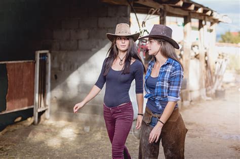 Cowgirls Auf Einer Ranch Stockfoto Und Mehr Bilder Von Attraktive Frau