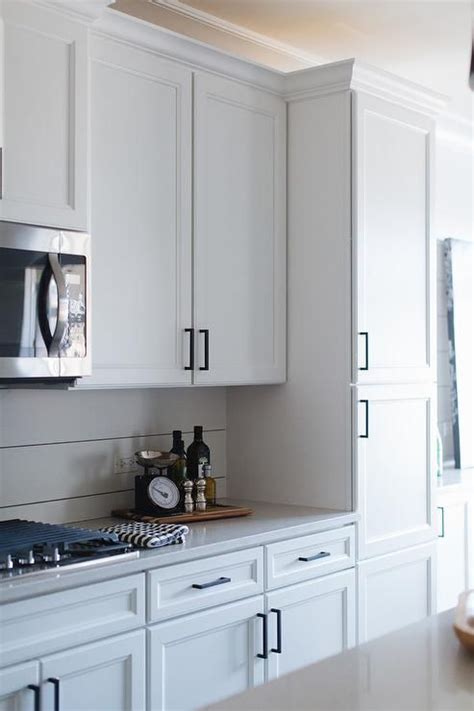 You are viewing white shaker cabinets with black hardware, picture size 1008x674 posted by steve cash at march 17, 2018. White shaker kitchen cabinets accented with oil rubbed ...
