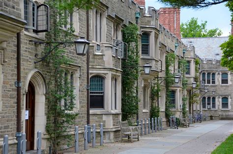 Flowering trees and bedding flowers make for a truly remarkable visit to this history laden destination. Hello, Gorgeous: 17 of the Prettiest College Campuses