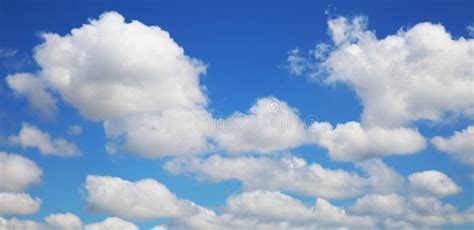Blauwe Lucht Met Wolkenstilstand Blauwe Lucht En Achtergrondmateriaal