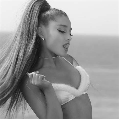 Ariana Grande Posta Foto Sexy E Comemora Quase 26 Celebridades Vogue