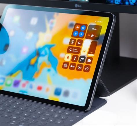 The ipad air 4's screen is sharp, but it could stand to be brighter. 'Nieuwe iPad Air 4 verbetert sterk, maar is ook duurder ...