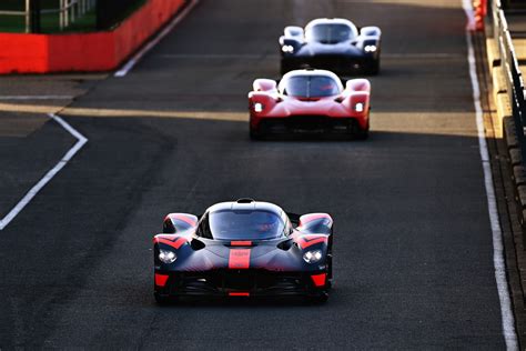 Ergebnisse und statistiken seit 1950. Formel-1-Stars erleben Aston-Martin-Prototypen in ...