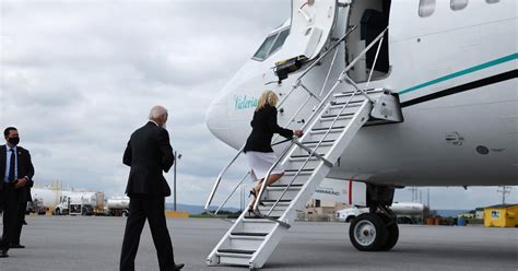 Joe Biden's security breached while boarding campaign plane - CBS News