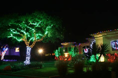 Want to give your christmas decorations a wow factor? Outside Christmas Lights Ideas - HomesFeed