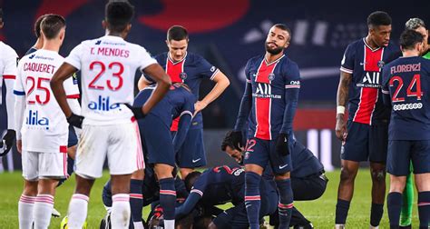 Usually the referee gives red card to any barca. Neymar sort sur blessure, l'OL bat le PSG, le Barça ...